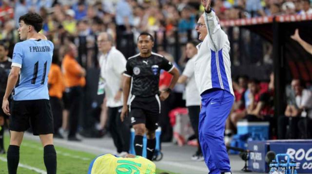 九游体育-点球大战前 巴西队围一圈 主教练置身圈外 这咋讲